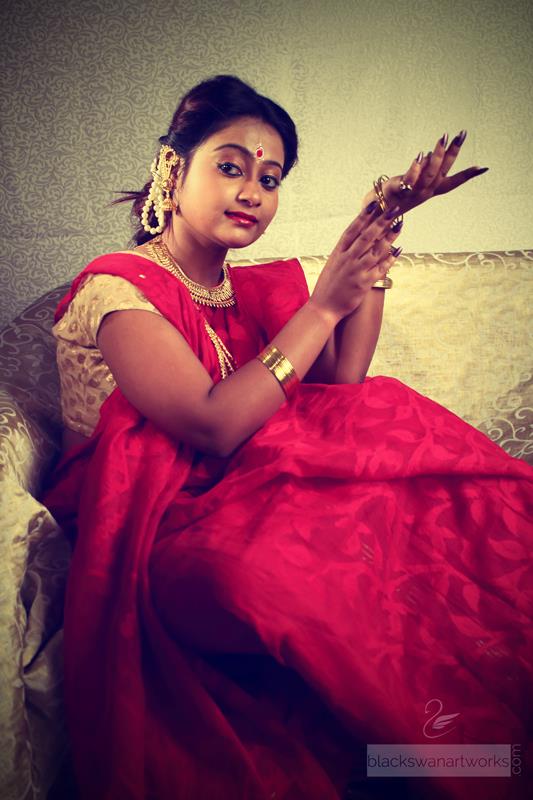 Red False Floral Pattern Saree Adorned With Statement Gold Jewellery by Parikshit Ghosh Bridal-makeup Bridal-jewellery-and-accessories Wedding-dresses | Weddings Photos & Ideas