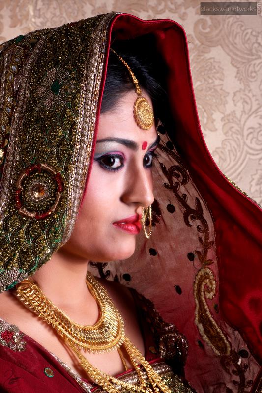 Multishaded Eyeshadow With Winkeyed Liner And Statement Gold Mangtikka by Parikshit Ghosh Bridal-makeup Bridal-jewellery-and-accessories | Weddings Photos & Ideas