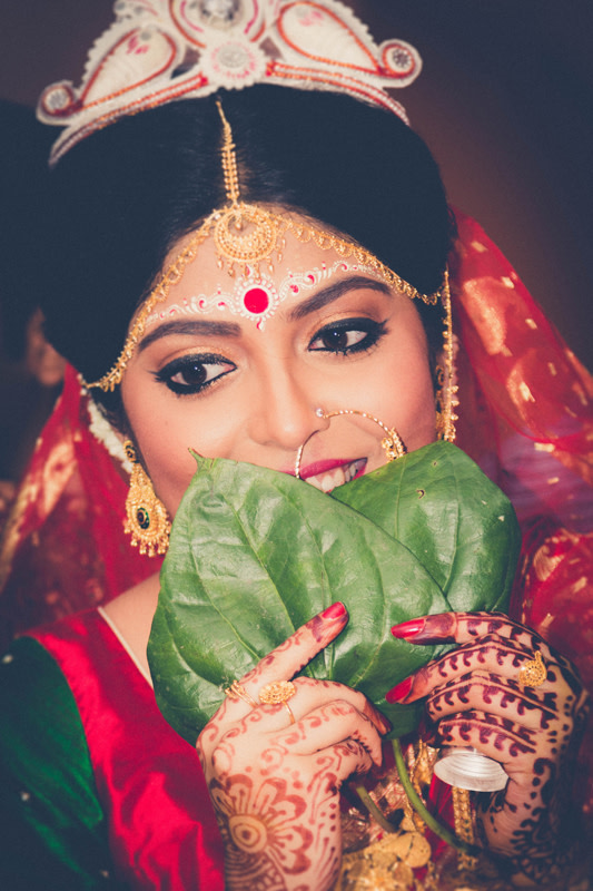 Winked Eye Liner With Golden Eyeshadow And Traditional Tairaa by Parikshit Ghosh Bridal-makeup Bridal-jewellery-and-accessories | Weddings Photos & Ideas