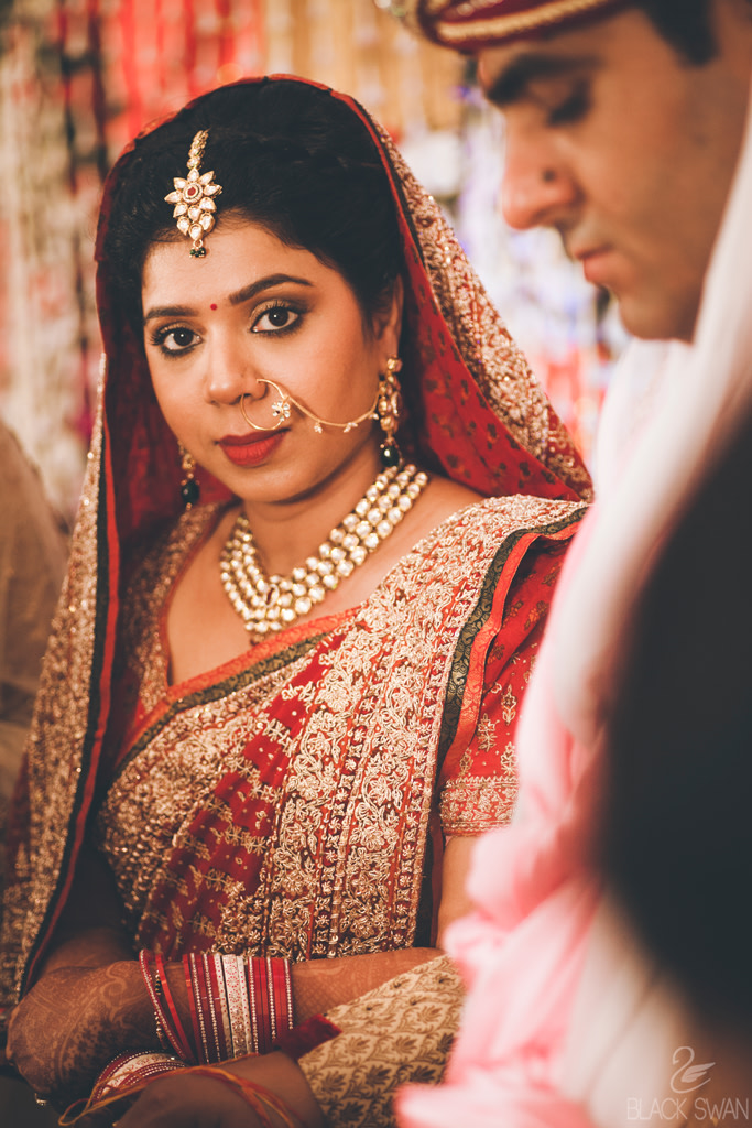 Stunning Bride Wearing Kundan Jewellery by Parikshit Ghosh Bridal-makeup Bridal-jewellery-and-accessories | Weddings Photos & Ideas