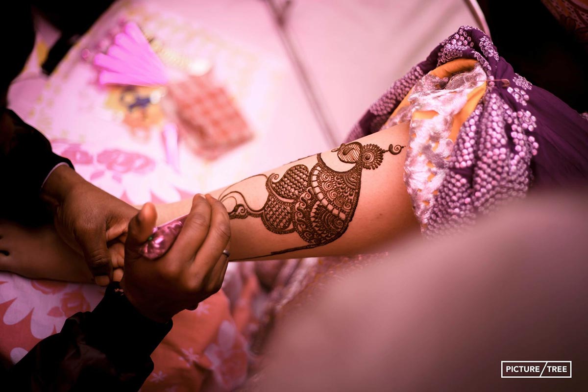 Bride getting a creative henna design on her hand by PictureTree Wedding-photography | Weddings Photos & Ideas