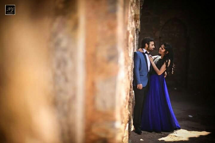 Pre-wedding photo of a couple romancing in the middle of an ancient fort by NG Shootz Wedding-photography | Weddings Photos & Ideas