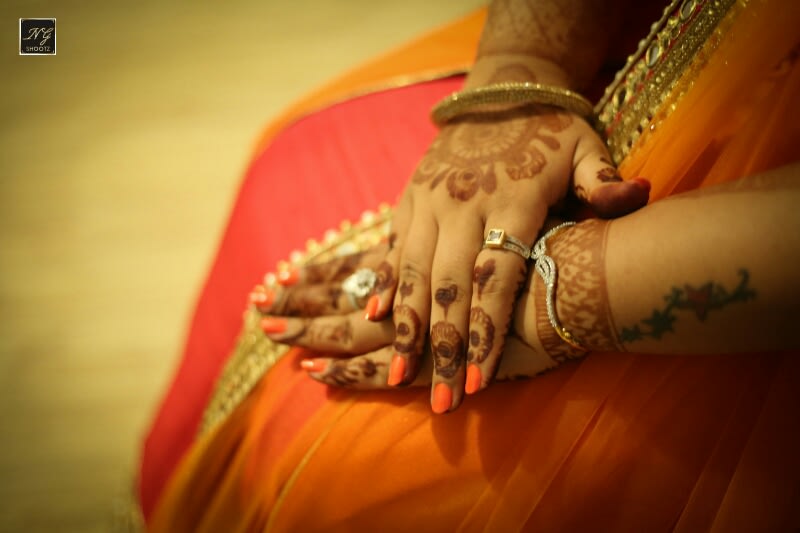 Elegant henna complimenting the brides beautiful hands by NG Shootz Wedding-photography | Weddings Photos & Ideas
