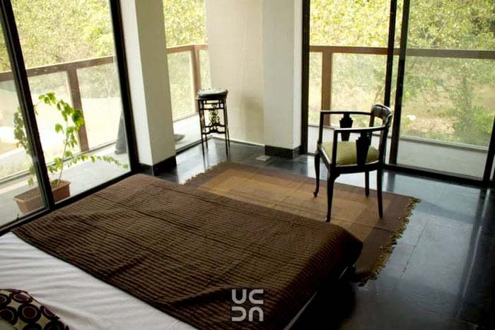 Brown color themed bedroom by Amrita Rajput Bedroom Minimalistic | Interior Design Photos & Ideas