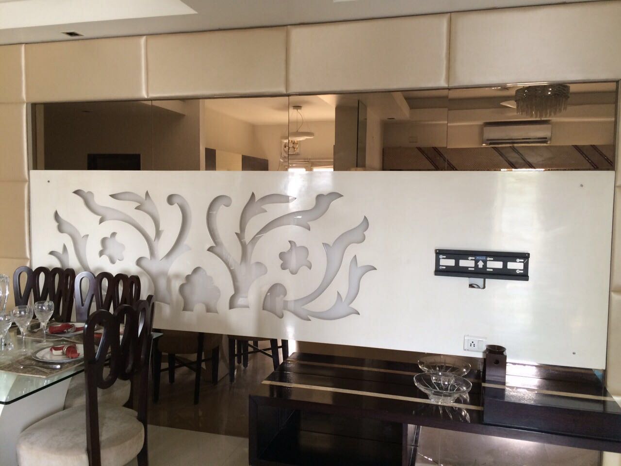 Dining area for lavish residence by Amrita Rajput Dining-room Contemporary | Interior Design Photos & Ideas