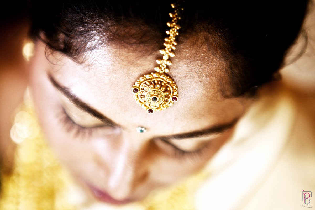 Gold Mang Teeka by Priya Banik Photography Wedding-photography | Weddings Photos & Ideas