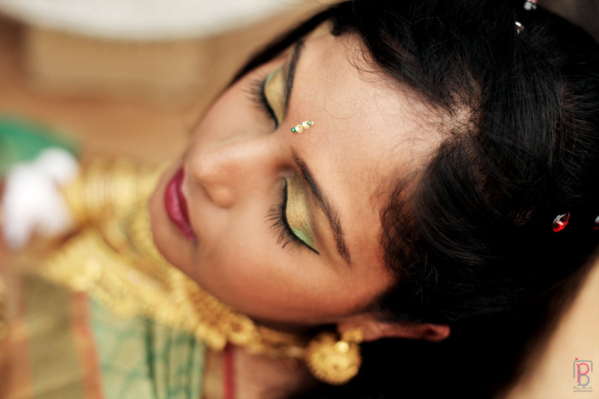 Gold Bridal Makeup by Priya Banik Photography Wedding-photography Bridal-makeup | Weddings Photos & Ideas