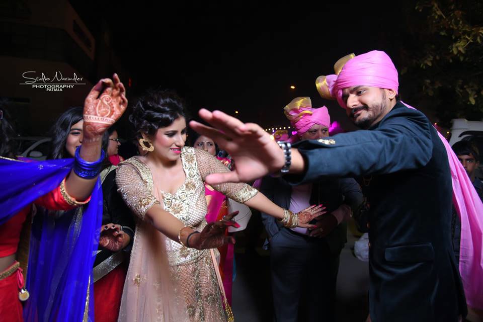 Cheerful envelop! by Studio Narinder Photography Wedding-photography | Weddings Photos & Ideas