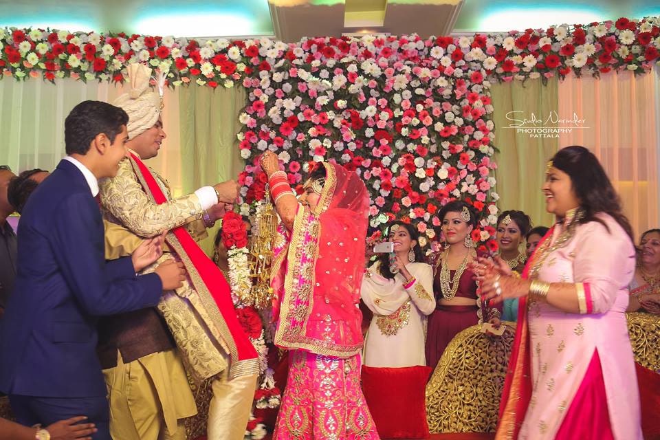 Candid Shot Of Bride And Groom During Jaimala Ceremony by Sourab Sharma Wedding-photography | Weddings Photos & Ideas
