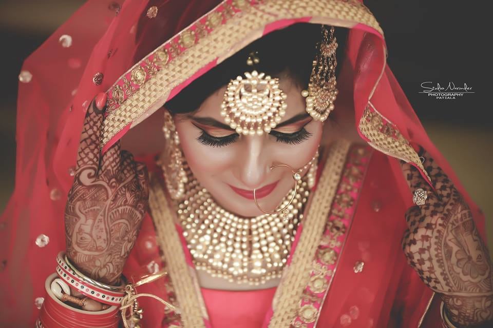Magnificent Golden Kundan And Polki Mang-Tikka by Sourab Sharma Wedding-photography Bridal-jewellery-and-accessories | Weddings Photos & Ideas