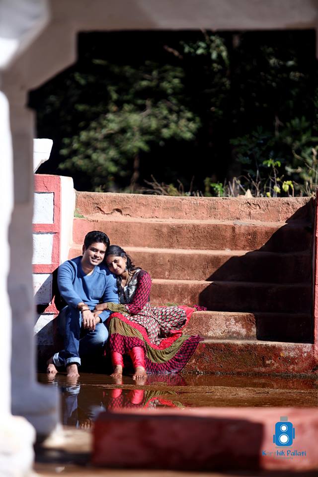 A couple reminiscing! by Kkarthik Pallati photography Wedding-photography | Weddings Photos & Ideas