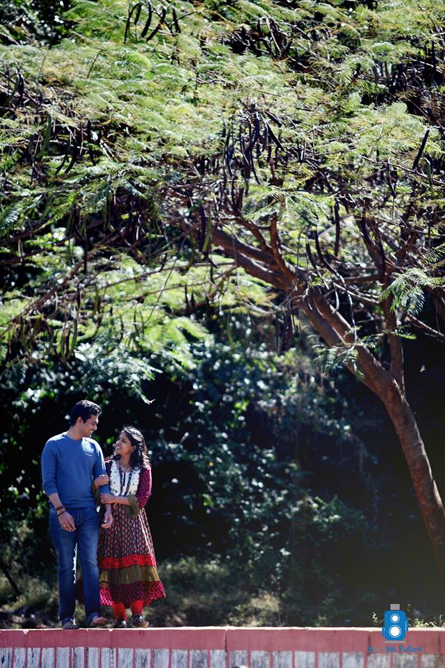 A couple under the tree! by Kkarthik Pallati photography Wedding-photography | Weddings Photos & Ideas