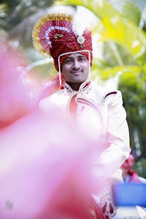Traditional Marathi Maroon Turban With Kilangi Brooch by Sameer Panchpor Wedding-photography Groom-wear-and-accessories | Weddings Photos & Ideas