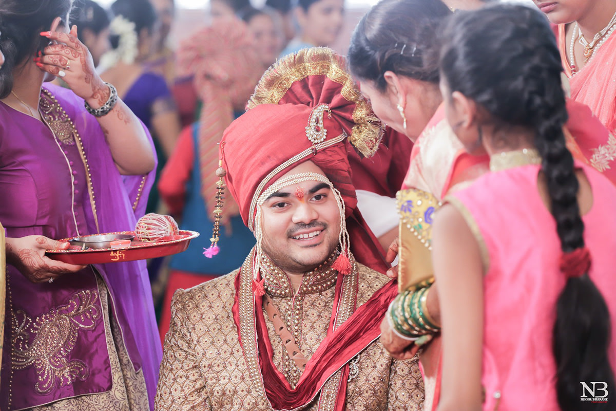 Majestic Maroon Turban For Groom With Red Stoned Brooch And Pearl String by Nikhil Y. Bharane Wedding-photography Groom-wear-and-accessories | Weddings Photos & Ideas