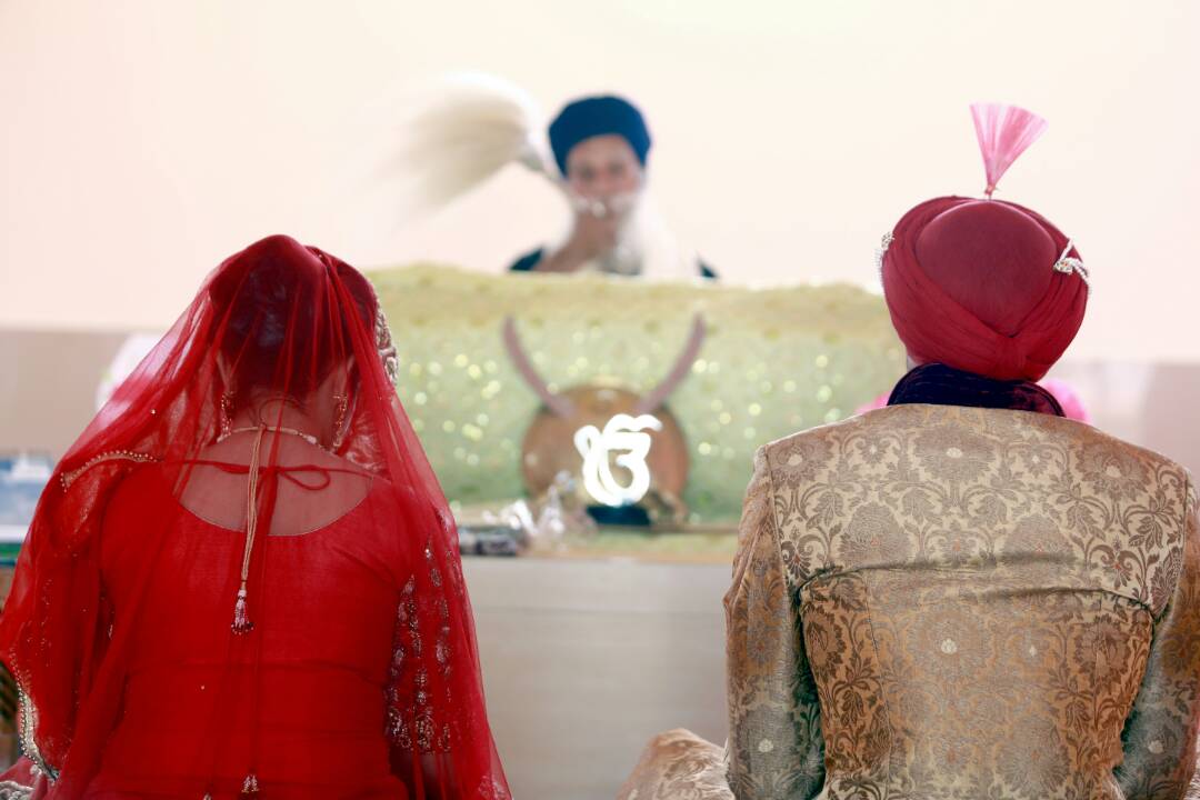 Bride and groom candidly sitting in the gurudwara by Proffesional Photographer Wedding-photography | Weddings Photos & Ideas