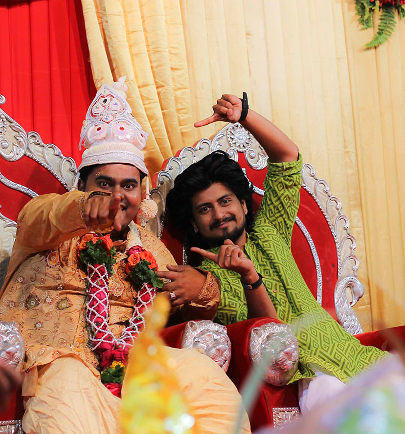 The groom having a laugh with his mate by Rahul Vadhs Photography Wedding-photography | Weddings Photos & Ideas