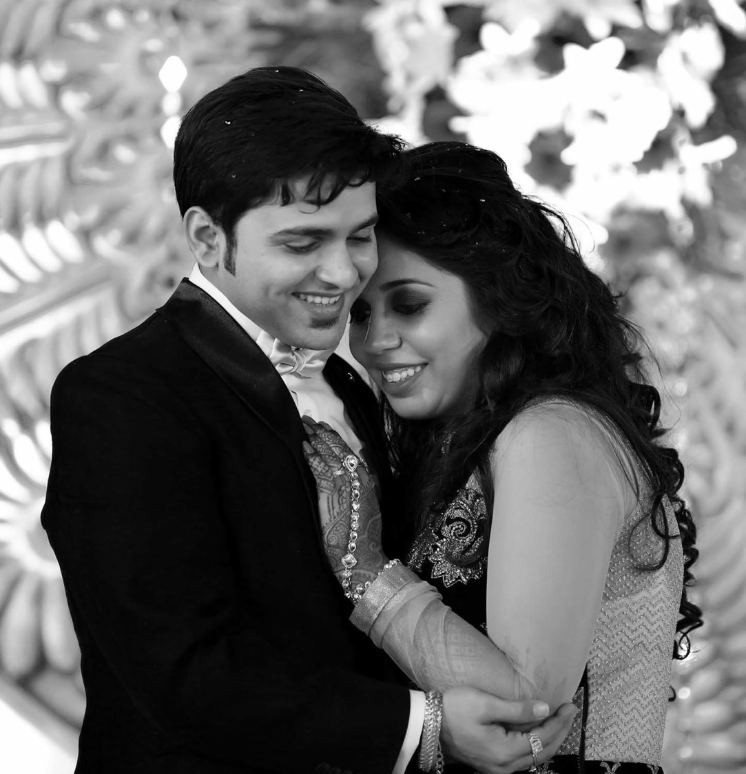 Romantic Bride and Groom Pose by Karan Meghnani Photography Wedding-photography | Weddings Photos & Ideas
