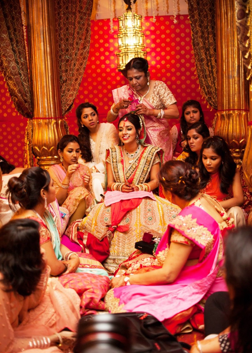 Ladies gather the bride! by Abhishek Sarkar Wedding-photography | Weddings Photos & Ideas