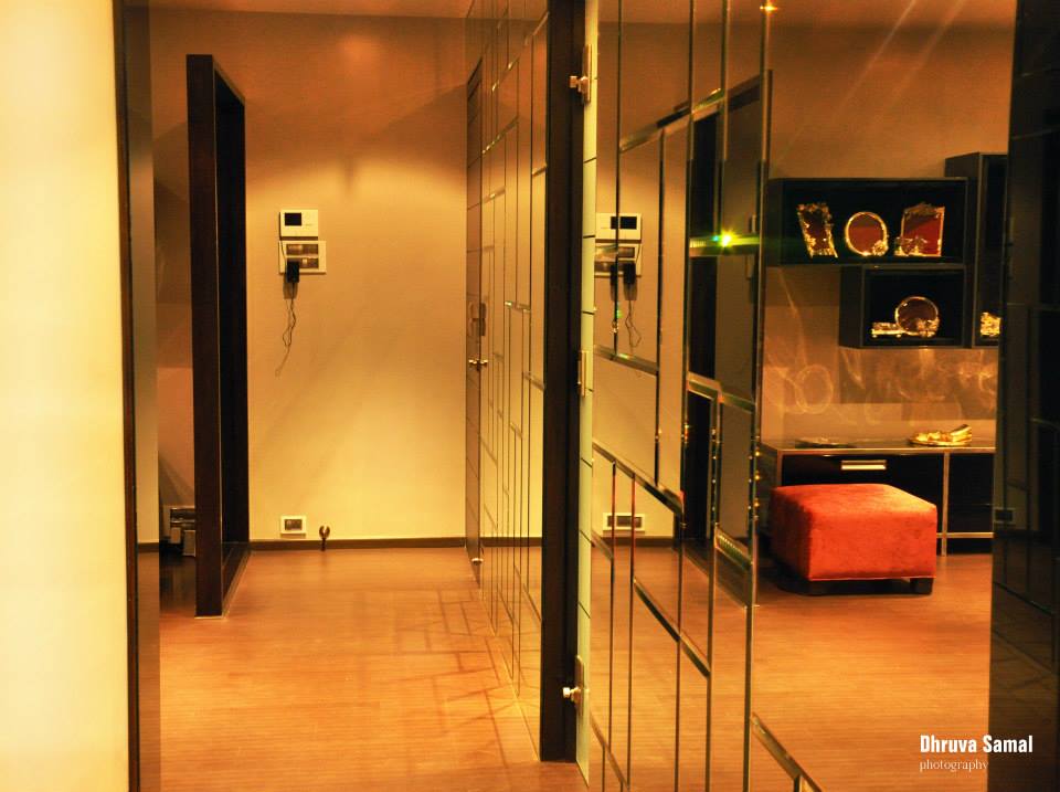 Hallway by Dhruva Samal & Associates Indoor-spaces Modern | Interior Design Photos & Ideas