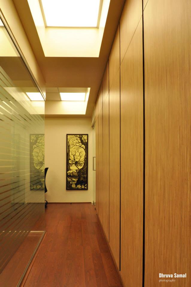 Hallway by Dhruva Samal & Associates Indoor-spaces | Interior Design Photos & Ideas