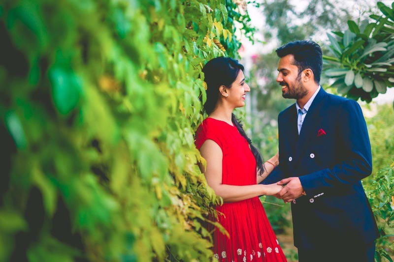 A charming bride and groom on their pre-wedding shoot. by Akash Anand Photography Wedding-photography | Weddings Photos & Ideas