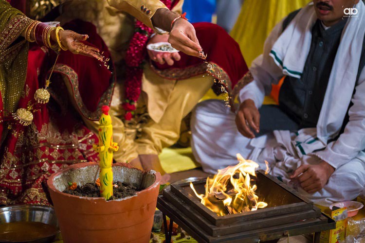 A wedding ritual. by Akash Anand Photography Wedding-photography | Weddings Photos & Ideas