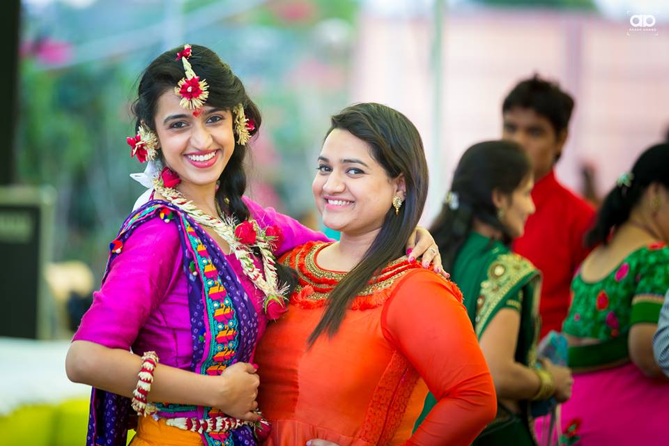 Bride with her friend. by Akash Anand Photography Wedding-photography | Weddings Photos & Ideas