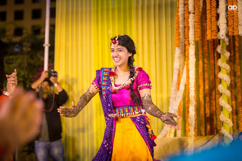 A stunning bride dancing on her mehendi. by Akash Anand Photography Wedding-photography | Weddings Photos & Ideas