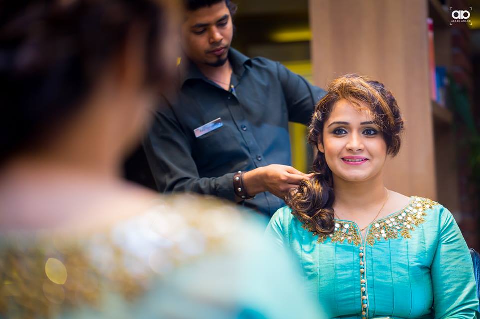The bride-to-be getting ready. by Akash Anand Photography Wedding-photography | Weddings Photos & Ideas