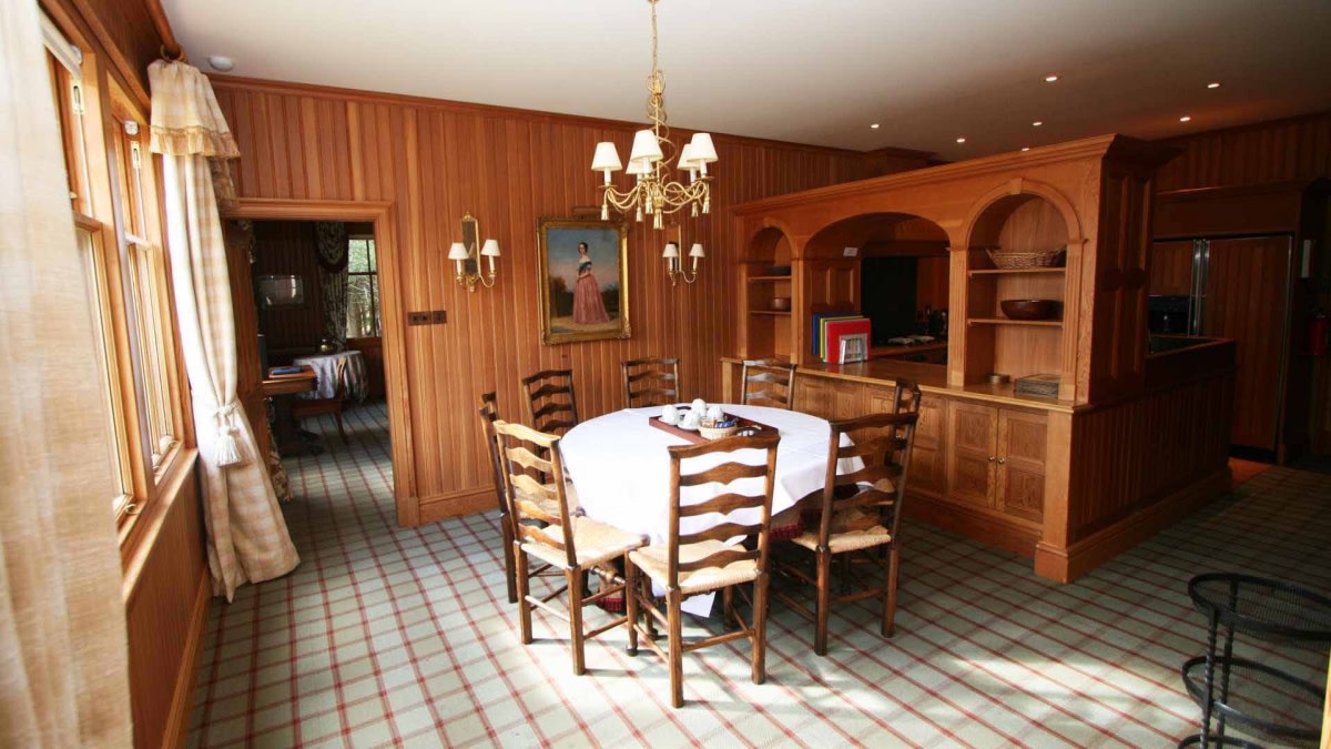 Traditional dining area by Hemant Sahni Dining-room Contemporary | Interior Design Photos & Ideas