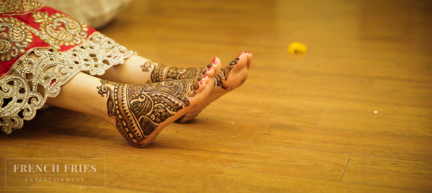 Fresh Henna On Bride's Feet by Ravneet Oberoi Wedding-photography Bridal-mehendi | Weddings Photos & Ideas
