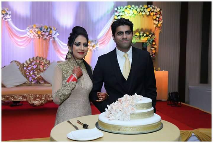 Swanky couple in front of their wedding cake! by Momento Perfecto Wedding-photography | Weddings Photos & Ideas