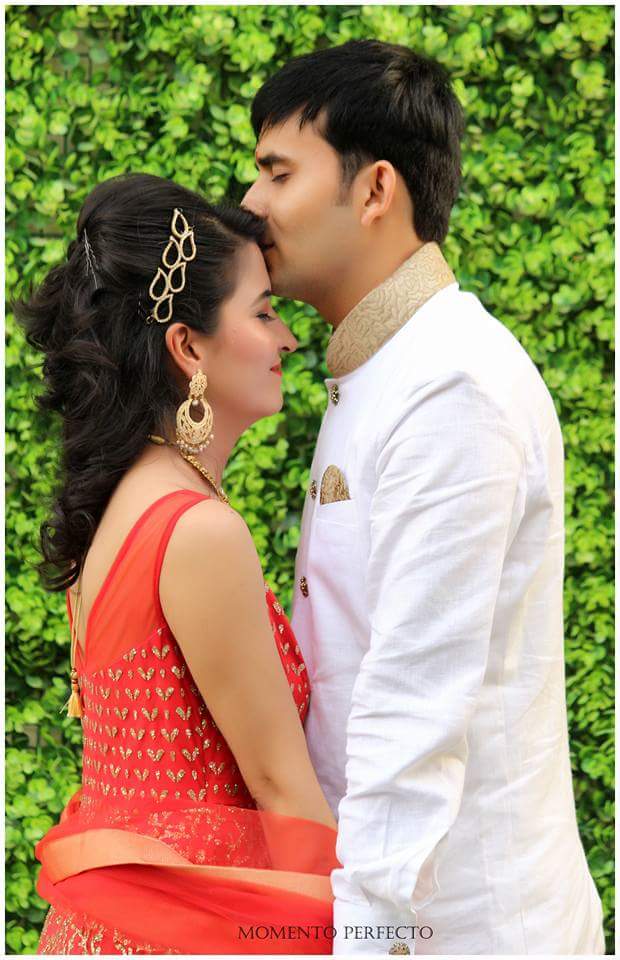 Bride Wearing Gold Jhumka With Hair Accessory by Preeti Sharma Wedding-photography Bridal-jewellery-and-accessories | Weddings Photos & Ideas