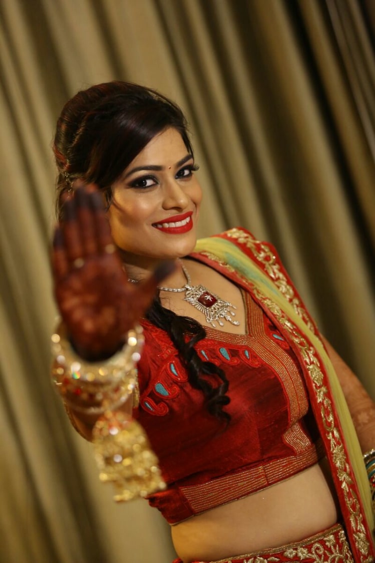 Bride Wearing Exceptional Diamond Necklace by Preeti Sharma Wedding-photography Bridal-jewellery-and-accessories Bridal-makeup | Weddings Photos & Ideas