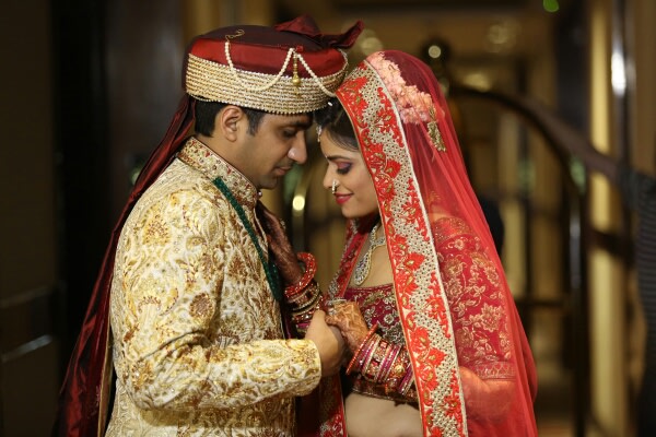 An Embracing couple by Momento Perfecto Wedding-photography | Weddings Photos & Ideas