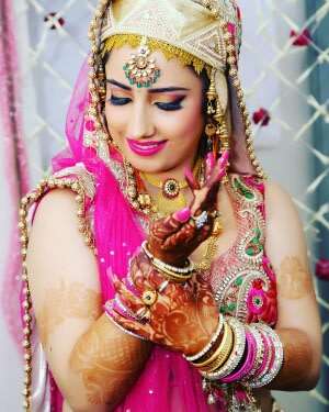 Bride Wearing Gold And Green Gemstone Nath by Preeti Sharma Wedding-photography Bridal-jewellery-and-accessories Bridal-makeup | Weddings Photos & Ideas