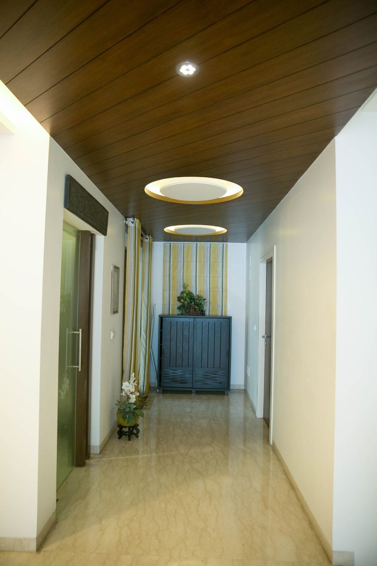 Hallway by DesignStory Indoor-spaces | Interior Design Photos & Ideas