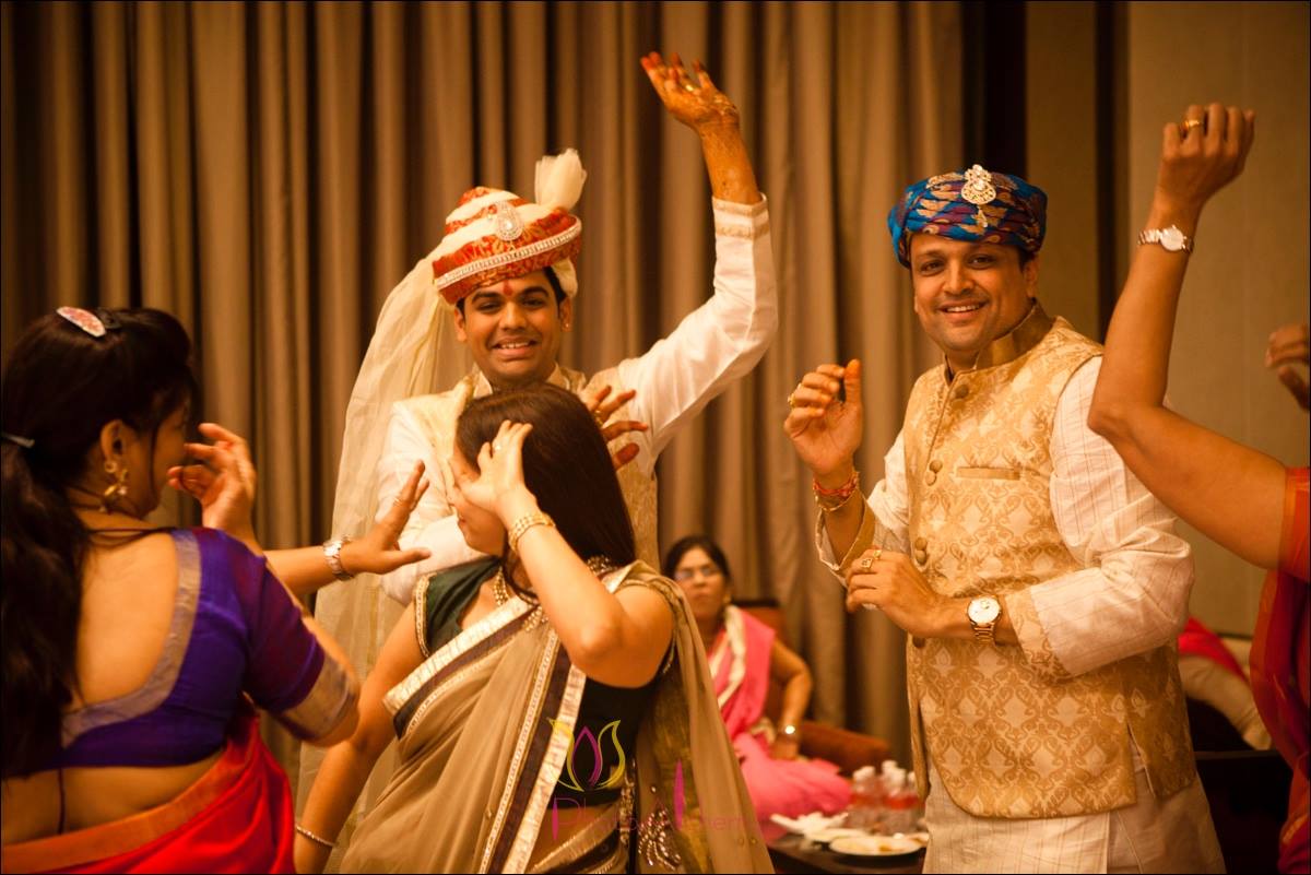 Dancing crowd by Photo Alchemy Wedding-photography | Weddings Photos & Ideas