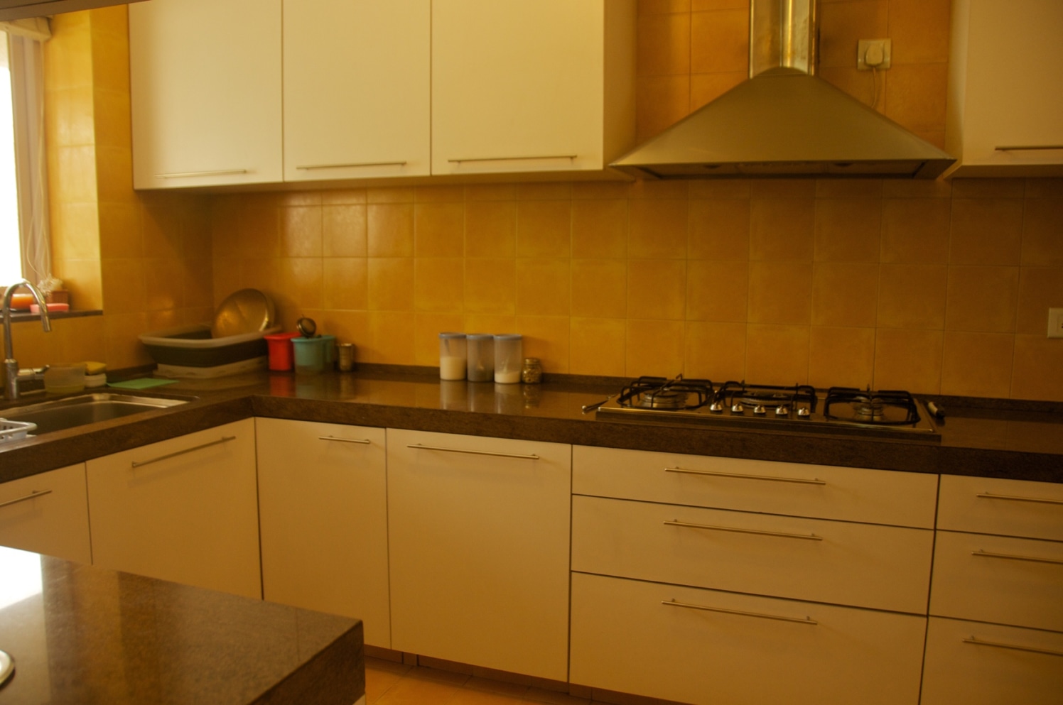 Modular Kitchen With White Glossy Cabinets and Black ...