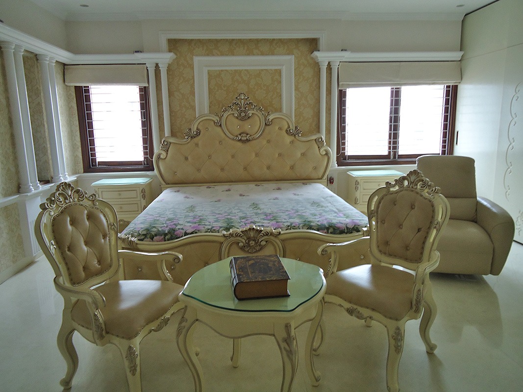 Behold Royalty With Vintage Bedroom Furniture by Nidhi Challani Metha Bedroom Vintage | Interior Design Photos & Ideas