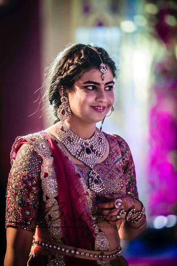 Quirky Bride's Candid Shot by Gitesh Dhawan Wedding-photography Bridal-jewellery-and-accessories | Weddings Photos & Ideas