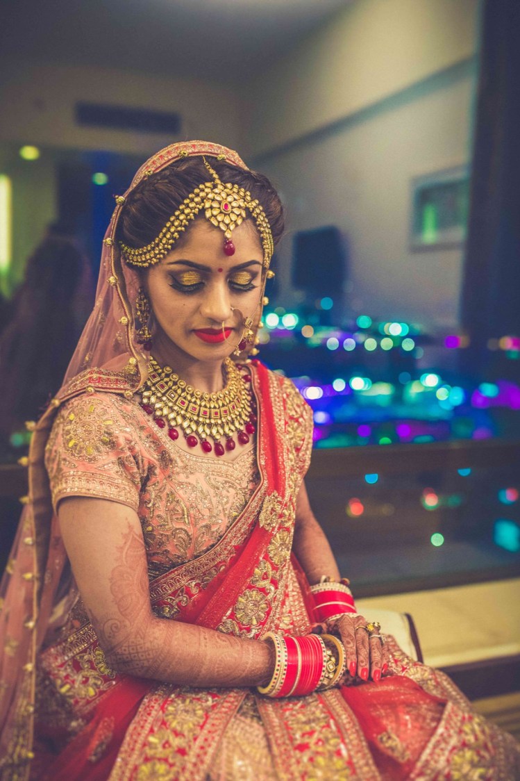 Bride In Gold Antique Jewelllery And Bronze Makeup by Gitesh Dhawan Bridal-makeup Bridal-jewellery-and-accessories | Weddings Photos & Ideas