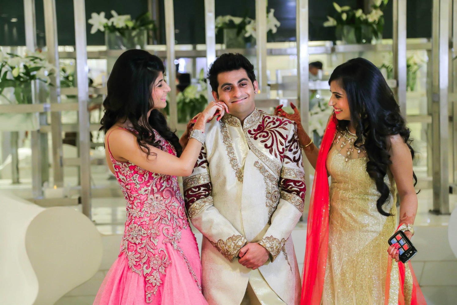 Sisters tease their brother! by Gitesh Dhawan Wedding-photography | Weddings Photos & Ideas
