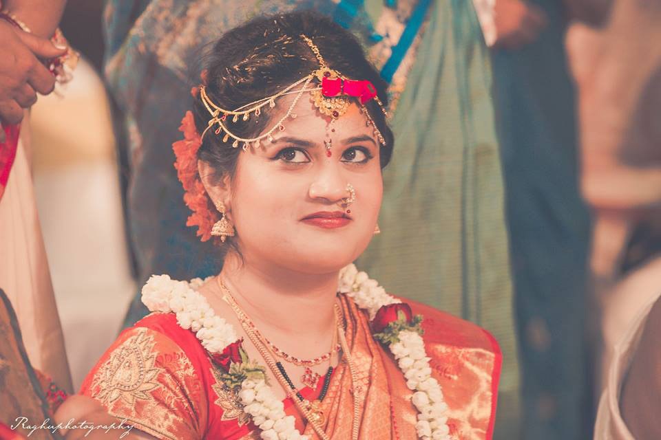 Bride Adorning Gemstone Jewellery by Raghu Raj Wedding-photography Bridal-makeup | Weddings Photos & Ideas