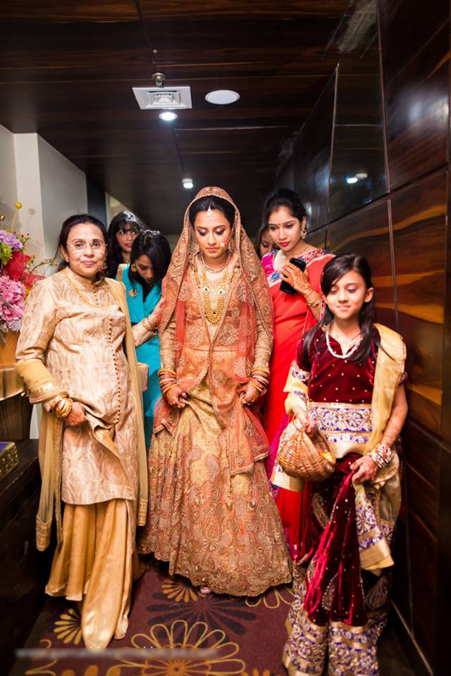 Brides with her bridesmaids! by Parnadeep Mukherjee Photography Wedding-photography | Weddings Photos & Ideas
