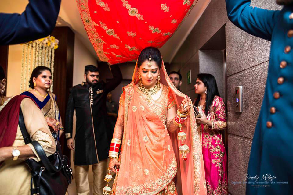 The bride enters in style! by Parnadeep Mukherjee Photography Wedding-photography | Weddings Photos & Ideas