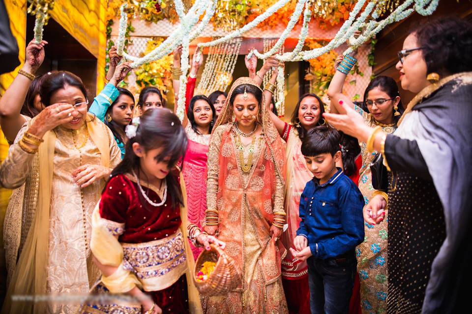 With the joys and the cheers! by Parnadeep Mukherjee Photography Wedding-photography | Weddings Photos & Ideas
