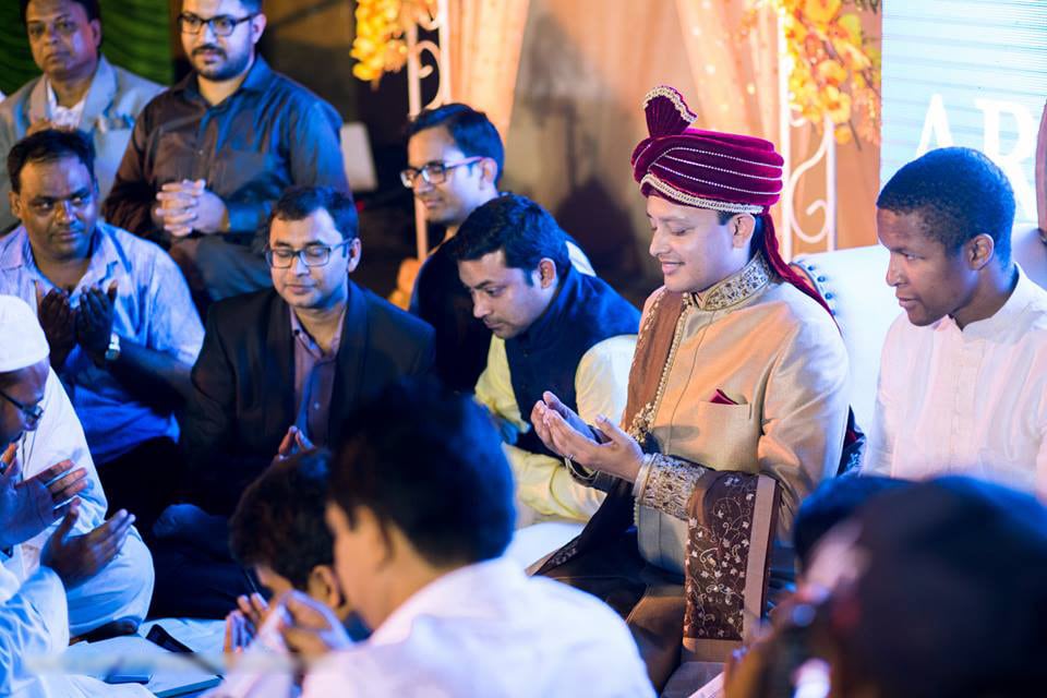 Saying his last prayers! by Parnadeep Mukherjee Photography Wedding-photography | Weddings Photos & Ideas