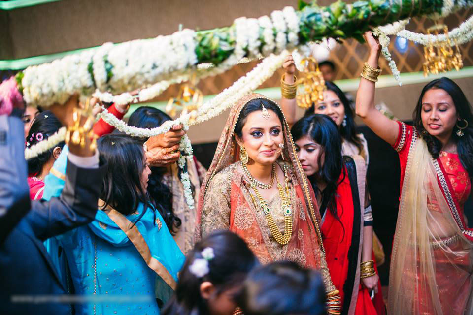 The bride is here! by Parnadeep Mukherjee Photography Wedding-photography | Weddings Photos & Ideas