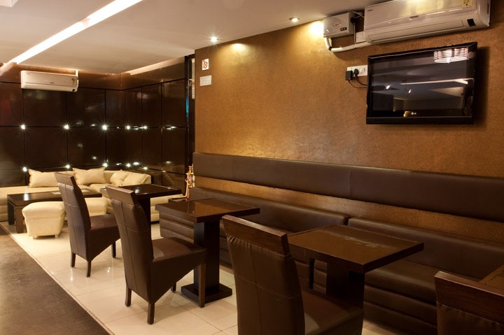 Modern Cafe Decor by Dinsignia Architects And Interiors Modern | Interior Design Photos & Ideas